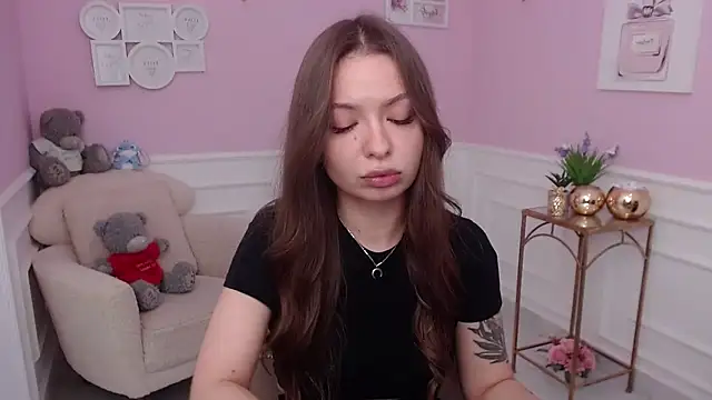 LucySkilar online show from 10-21-25, 04:35