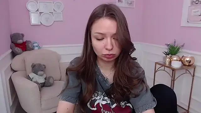 LucySkilar online show from 12-21-25, 05:47