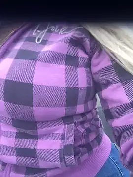 nicole valencia  online show from 02-15-25, 08:43