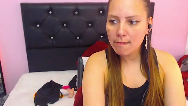 Snapshot of camila_delarosa chatting on 02-25-25, 06:31 camila delarosa online show from 02-25-25, 06:31