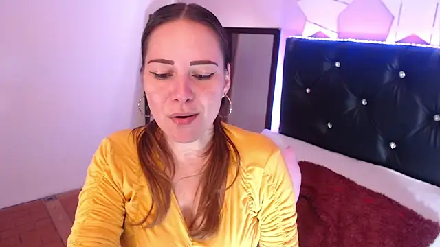 camila delarosa online show from 10-31-25, 06:09