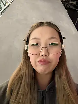 Snapshot of Aiko_Yumi chatting on 10-26-25, 06:36 Aiko Yumi online show from 10-26-25, 06:36