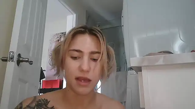 Snapshot of NatalieKneals chatting on 12-15-25, 05:39 NatalieKneals online show from 12-15-25, 05:39