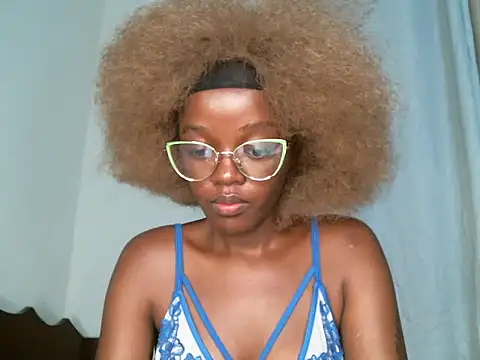 Snapshot of Bella_kiki chatting on 03-12-25, 02:52 Bella kiki online show from 03-12-25, 02:52