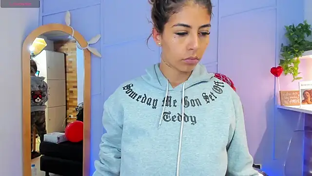 Snapshot of Georgina-coule chatting on 02-17-25, 12:16 Georgina-coule online show from 02-17-25, 12:16