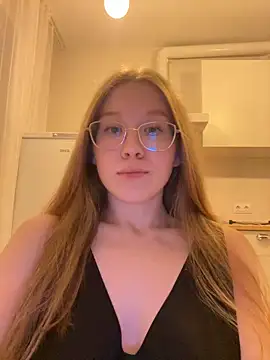 Eva Weyne online show from 10-28-25, 08:22