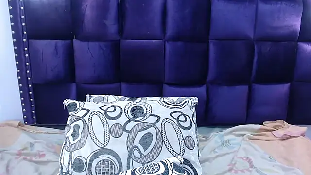 Snapshot of LindaKardi chatting on 09-27-25, 04:23 LindaKardi online show from 09-27-25, 04:23