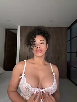 Snapshot of Brunettexio chatting on 12-14-24, 02:31 Brunettexio online show from 12-14-24, 02:31