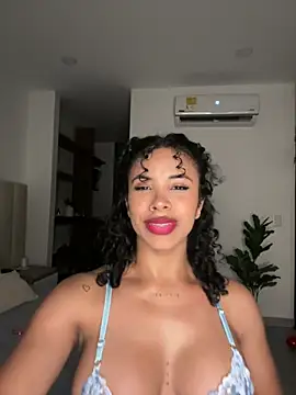 Snapshot of Brunettexio chatting on 02-15-25, 10:21 Brunettexio online show from 02-15-25, 10:21