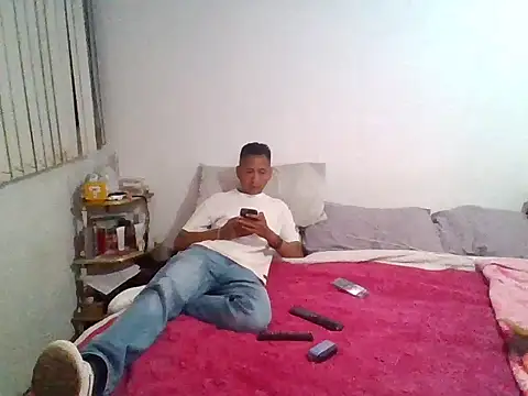 Snapshot of azul33 chatting on 09-28-25, 01:44 azul33 online show from 09-28-25, 01:44