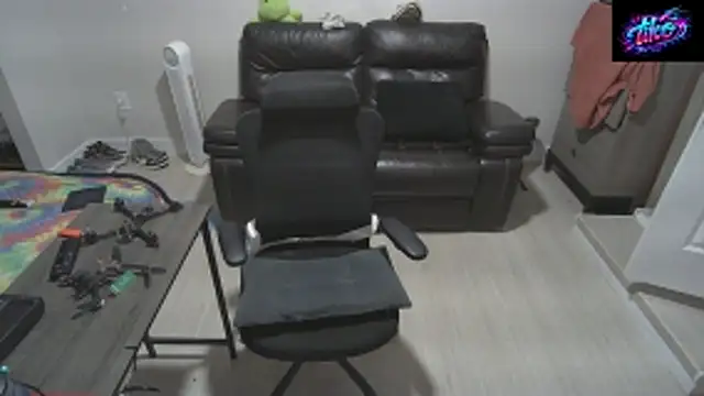Snapshot of Zander823 chatting on 04-17-26, 05:32 Zander823 online show from 04-17-26, 05:32