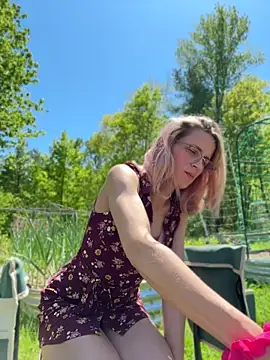 Snapshot of DanaeJustine chatting on 05-26-26, 05:42 DanaeJustine online show from 05-26-26, 05:42