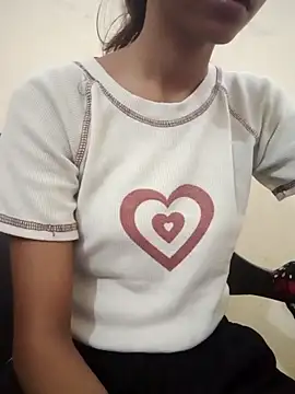 Snapshot of Kumkum_36 chatting on 09-19-25, 05:09 Kumkum 36 online show from 09-19-25, 05:09