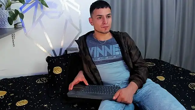 Snapshot of Aron-santoro chatting on 12-15-24, 03:24 Aron-santoro online show from 12-15-24, 03:24