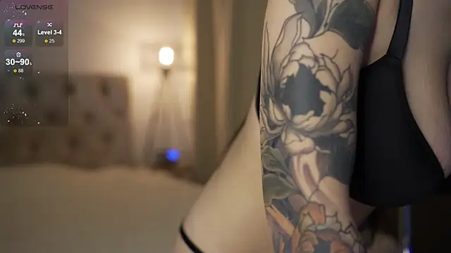 Snapshot of LindaWarners chatting on 10-26-25, 01:33 LindaWarners online show from 10-26-25, 01:33