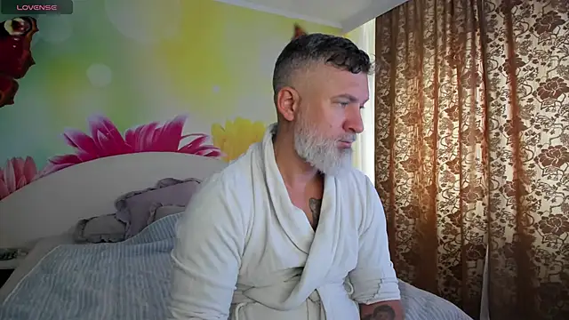 Snapshot of BlowMyXXL chatting on 12-17-25, 08:53 BlowMyXXL online show from 12-17-25, 08:53