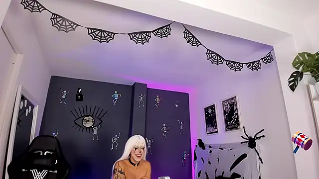 Raven Witch  online show from 10-20-25, 09:04