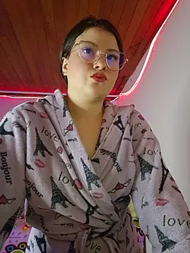 Snapshot of juli05star20 chatting on 05-22-26, 10:37 juli05star20 online show from 05-22-26, 10:37