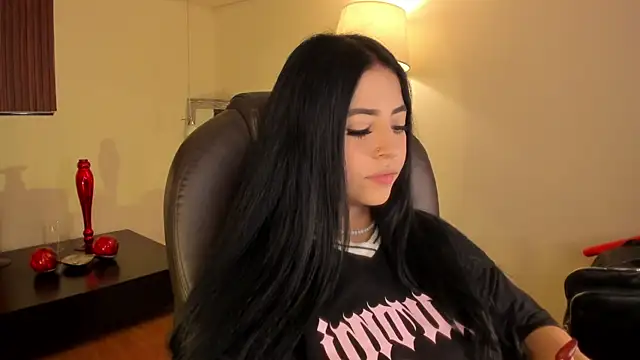 Snapshot of Maaiitee chatting on 01-10-26, 05:37 Maaiitee online show from 01-10-26, 05:37