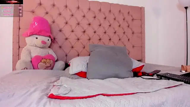 Snapshot of AinaPink chatting on 12-17-24, 02:44 AinaPink online show from 12-17-24, 02:44