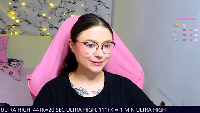 Snapshot of me__hanna chatting on 03-06-25, 11:42 me hanna online show from 03-06-25, 11:42