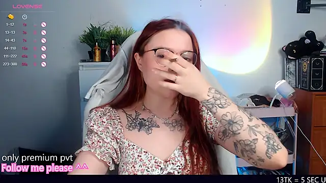 Snapshot of me__hanna chatting on 10-22-25, 01:06 me hanna online show from 10-22-25, 01:06