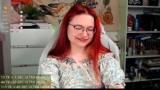 Snapshot of me__hanna chatting on 12-18-25, 02:06 me hanna online show from 12-18-25, 02:06