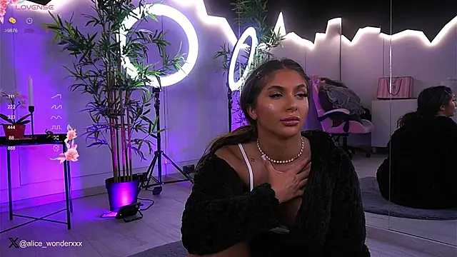 Snapshot of VanessaSimon chatting on 01-09-25, 06:06 VanessaSimon online show from 01-09-25, 06:06