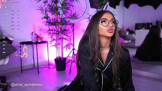 Snapshot of VanessaSimon chatting on 02-02-25, 06:48 VanessaSimon online show from 02-02-25, 06:48