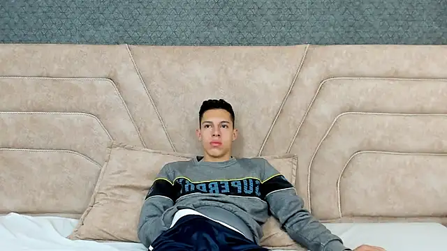 Snapshot of thiago19s chatting on 12-12-24, 07:26 thiago19s online show from 12-12-24, 07:26