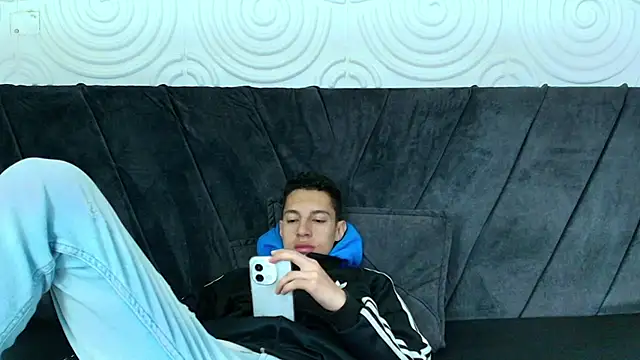 Snapshot of thiago19s chatting on 12-17-24, 12:22 thiago19s online show from 12-17-24, 12:22