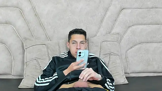 Snapshot of thiago19s chatting on 12-21-24, 10:19 thiago19s online show from 12-21-24, 10:19