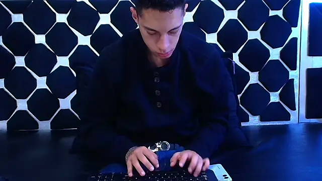 Snapshot of thiago19s chatting on 02-19-25, 06:54 thiago19s online show from 02-19-25, 06:54