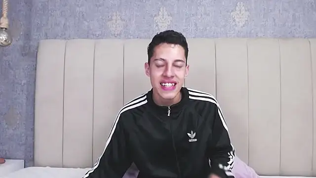 Snapshot of thiago19s chatting on 03-11-25, 12:44 thiago19s online show from 03-11-25, 12:44