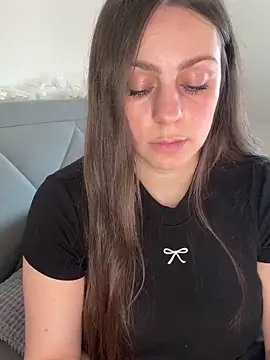 Snapshot of Loella-Rose chatting on 12-21-25, 01:18 Loella-Rose online show from 12-21-25, 01:18