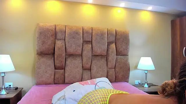 Snapshot of MiiaHot chatting on 12-01-25, 08:36 MiiaHot online show from 12-01-25, 08:36