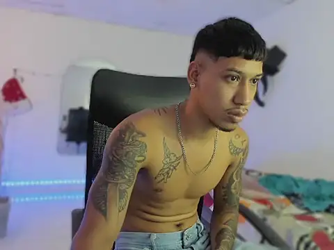 Snapshot of slim_master12 chatting on 12-13-25, 11:10 slim master12 online show from 12-13-25, 11:10