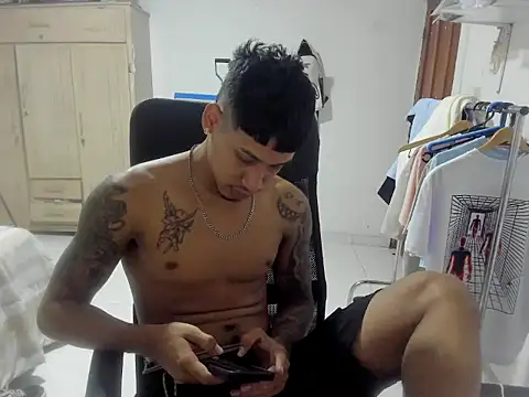 Snapshot of slim_master12 chatting on 12-15-25, 11:09 slim master12 online show from 12-15-25, 11:09