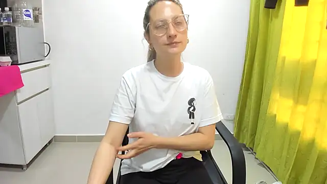 Snapshot of Adele_johnsonn1 chatting on 01-17-25, 03:00 Adele johnsonn1 online show from 01-17-25, 03:00