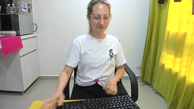 Snapshot of Adele_johnsonn1 chatting on 01-17-25, 06:02 Adele johnsonn1 online show from 01-17-25, 06:02