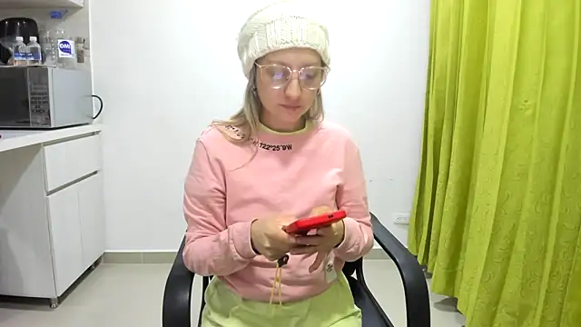 Snapshot of Adele_johnsonn1 chatting on 01-29-25, 10:27 Adele johnsonn1 online show from 01-29-25, 10:27