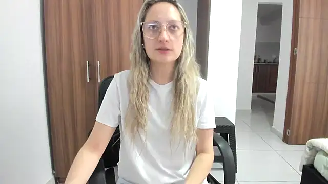 Snapshot of Adele_johnsonn1 chatting on 09-17-25, 04:08 Adele johnsonn1 online show from 09-17-25, 04:08