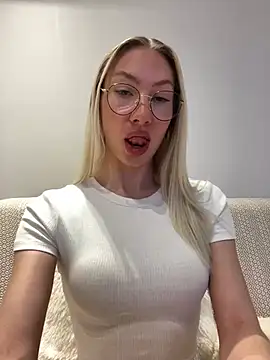 LuisaBecker online show from 02-26-25, 06:43