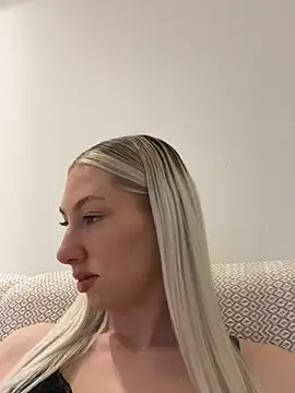 LuisaBecker online show from 03-10-25, 05:18