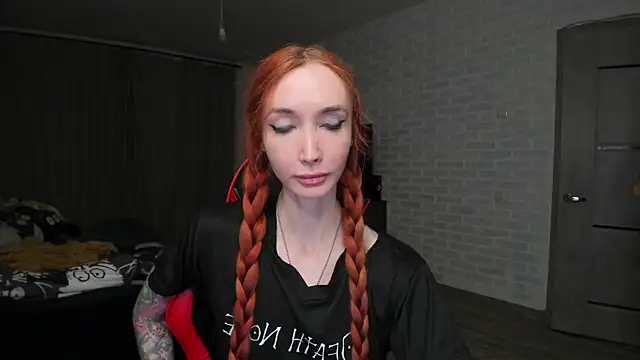 Roxy Silver online show from 10-14-25, 04:19