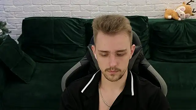 Snapshot of Larstar01 chatting on 12-04-24, 01:14 Larstar01 online show from 12-04-24, 01:14