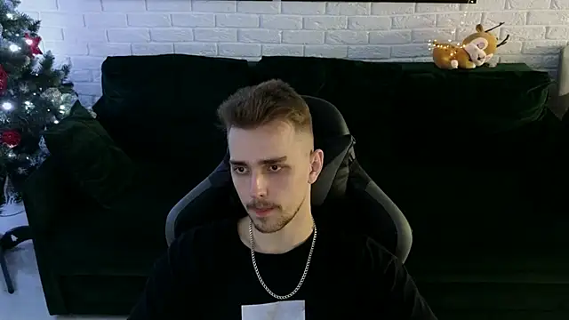 Snapshot of Larstar01 chatting on 12-19-24, 02:34 Larstar01 online show from 12-19-24, 02:34