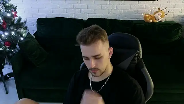 Snapshot of Larstar01 chatting on 12-19-24, 05:40 Larstar01 online show from 12-19-24, 05:40