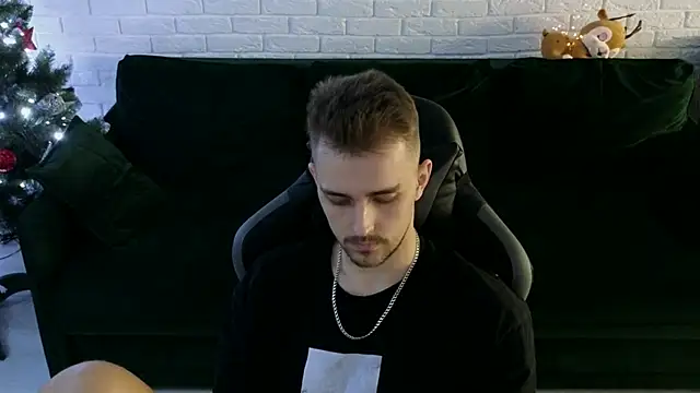 Snapshot of Larstar01 chatting on 12-20-24, 04:42 Larstar01 online show from 12-20-24, 04:42