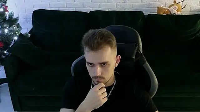 Snapshot of Larstar01 chatting on 12-21-24, 01:26 Larstar01 online show from 12-21-24, 01:26